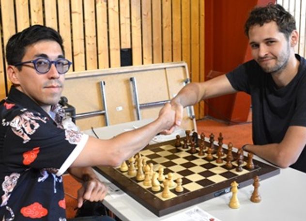 Heute Samstag zweitletzte Runde an der SEM in Grächen: Spitzenkampf GM Li Min Peng - GM Nico Georgiadis im Herren-Titelturnier
