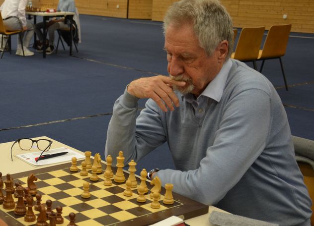 Championnats européens seniors par équipes en Crète – La Suisse et le CE Riehen ont de légères chances de remporter une médaille – Le MI Huss gagne contre le GM Beljavsky